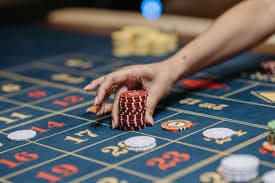 Live Dragon Tiger table with dealer revealing cards on hitbola